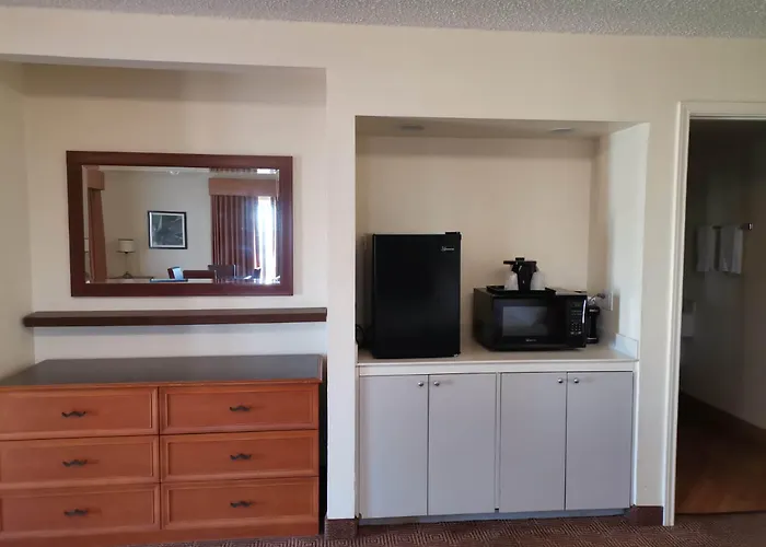 Super 8 By Wyndham San Antonio Near Seaworld Ingram Park